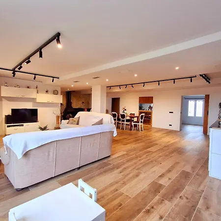 Pairot Apartment *
